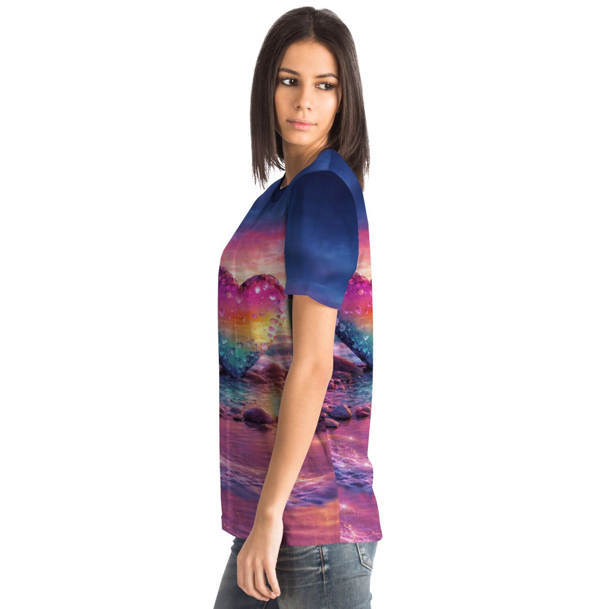 Frau trägt Dreamer T-Shirt mit Diamond Painting Herz-Motiv, bunten Glitzer-Effekten und lebhaften Farben