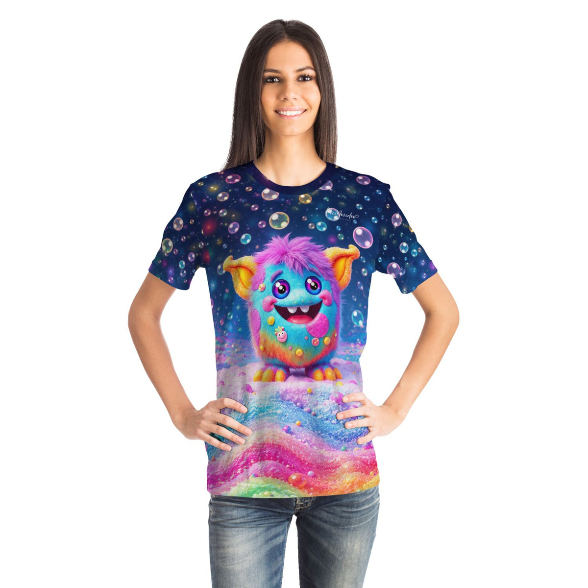 Frau trägt T-Shirt mit buntem Grinsebacke-Monster-Motiv im Stil von Diamond Painting Kunstwerken