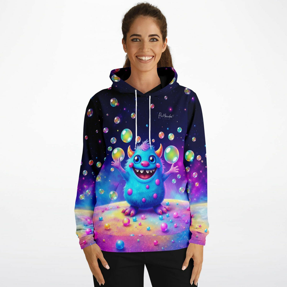 Frau trägt bunter Dreamer Hoodie mit fröhlichem Monster-Motiv und Seifenblasen im Design von Picmondoo DIY-Kunstwerken