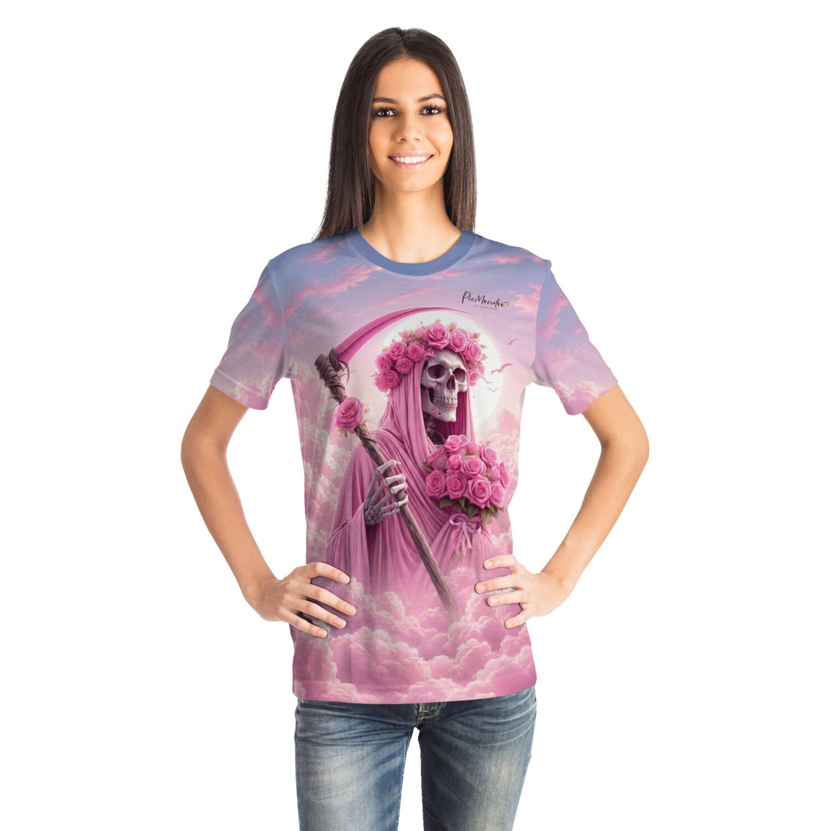 Frau trägt ein T-Shirt mit Totenkopf-Motiv und rosa Rosen im Stil beliebter Diamond Painting und Malen nach Zahlen Kunst