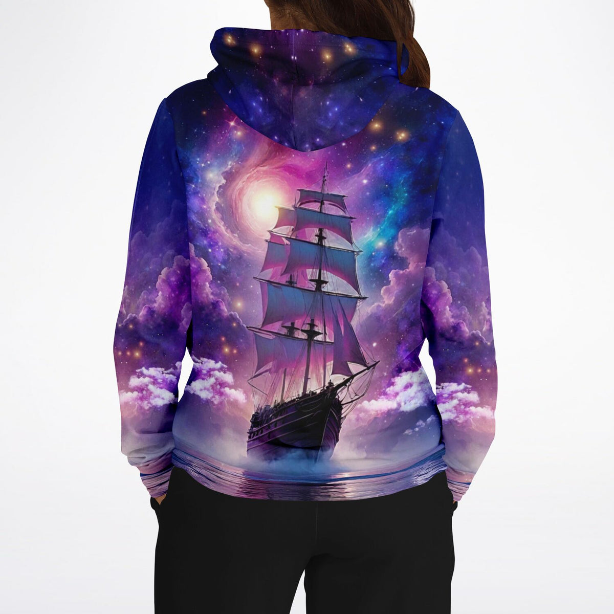 Hoodie mit Starlight Ocean Motiv, Segelschiff im Weltraum mit bunten Nebelwolken als stylisches Statement-Piece
