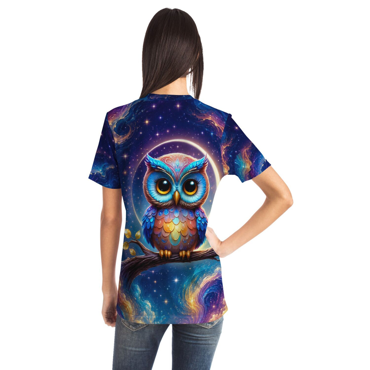 T-Shirt mit buntem Eulen-Motiv auf Ast vor galaktischem Hintergrund im Stil unserer Diamond Painting Sets