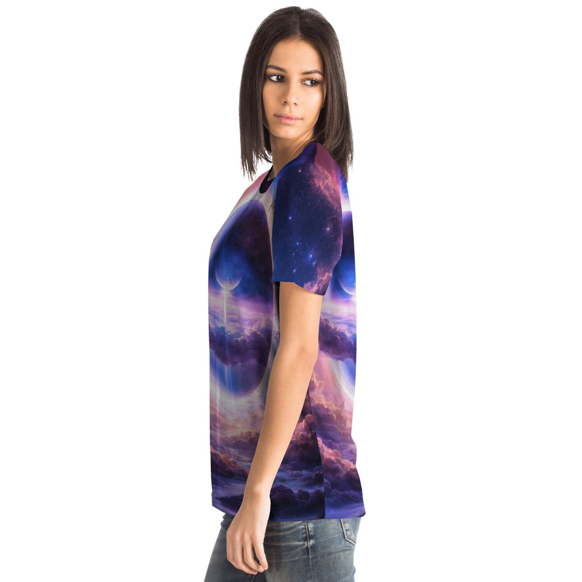 Frau trägt Dreamer T-Shirt mit mystischem Galaxie-Motiv – perfekt für Fans von Diamond Painting und Malen nach Zahlen