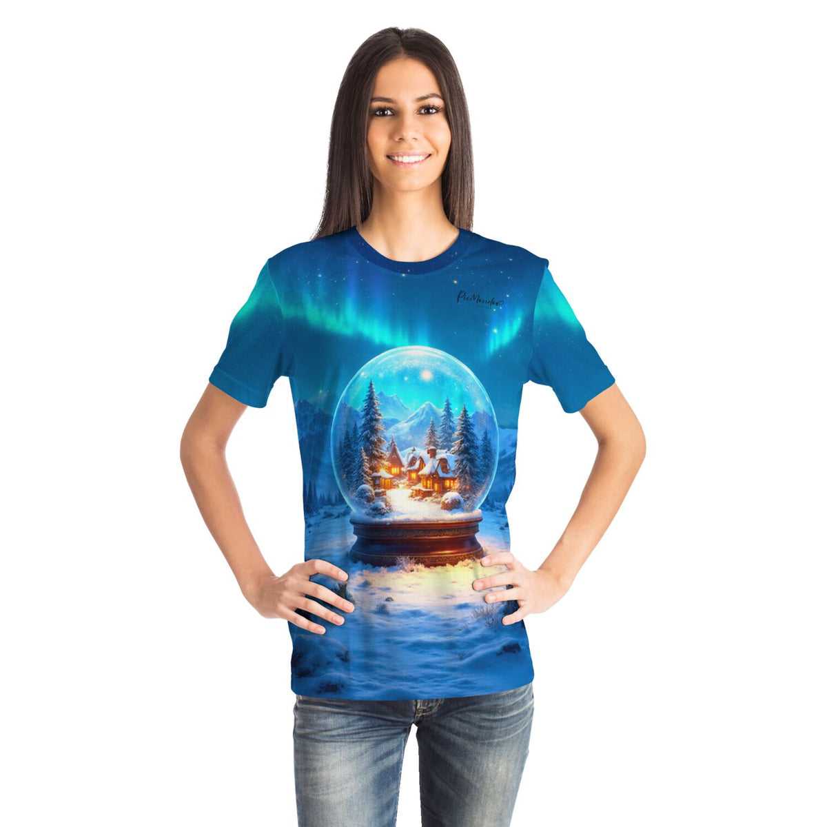 Frau trägt blaues T-Shirt mit Schneekugel-Motiv, Nordlichtern und Winterlandschaft im Stil von Diamond Painting Kunst.
