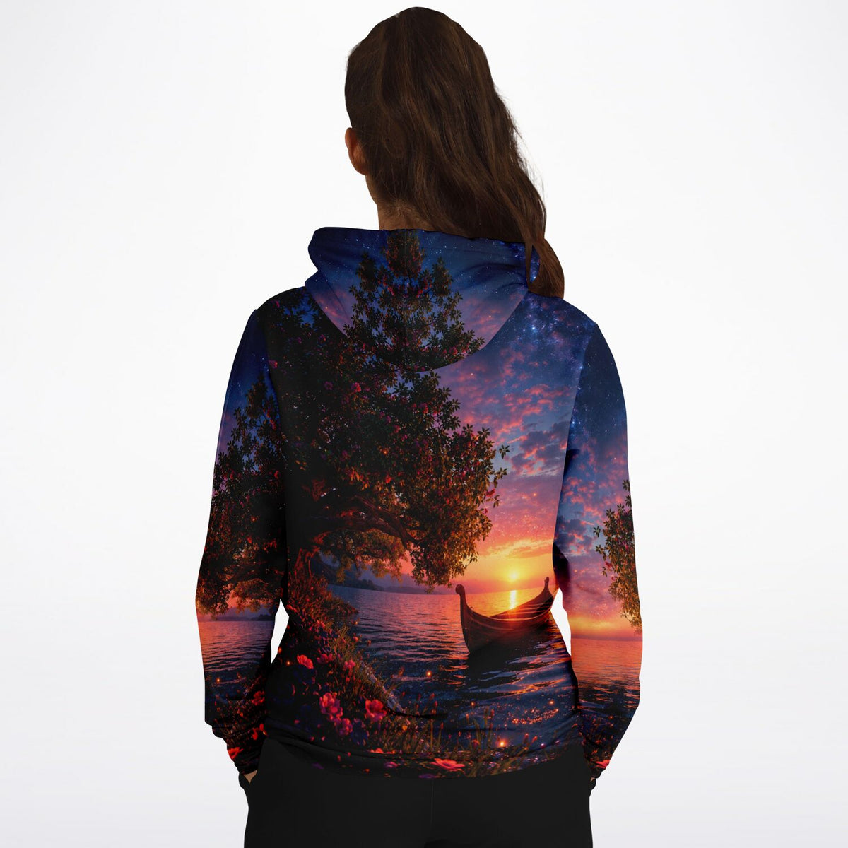 Dreamer Hoodie mit stimmungsvollem Sonnenuntergang am See, Boot-Motiv und Sternenhimmel im AOP-Design.