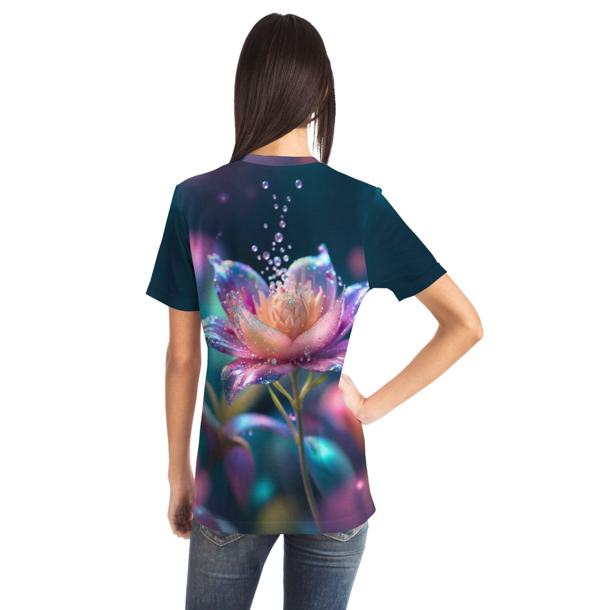 Frau trägt Dreamer T-Shirt mit Sternentau Blumenmotiv in leuchtenden Farben, ähnlich hochwertigen Diamond Painting Designs.