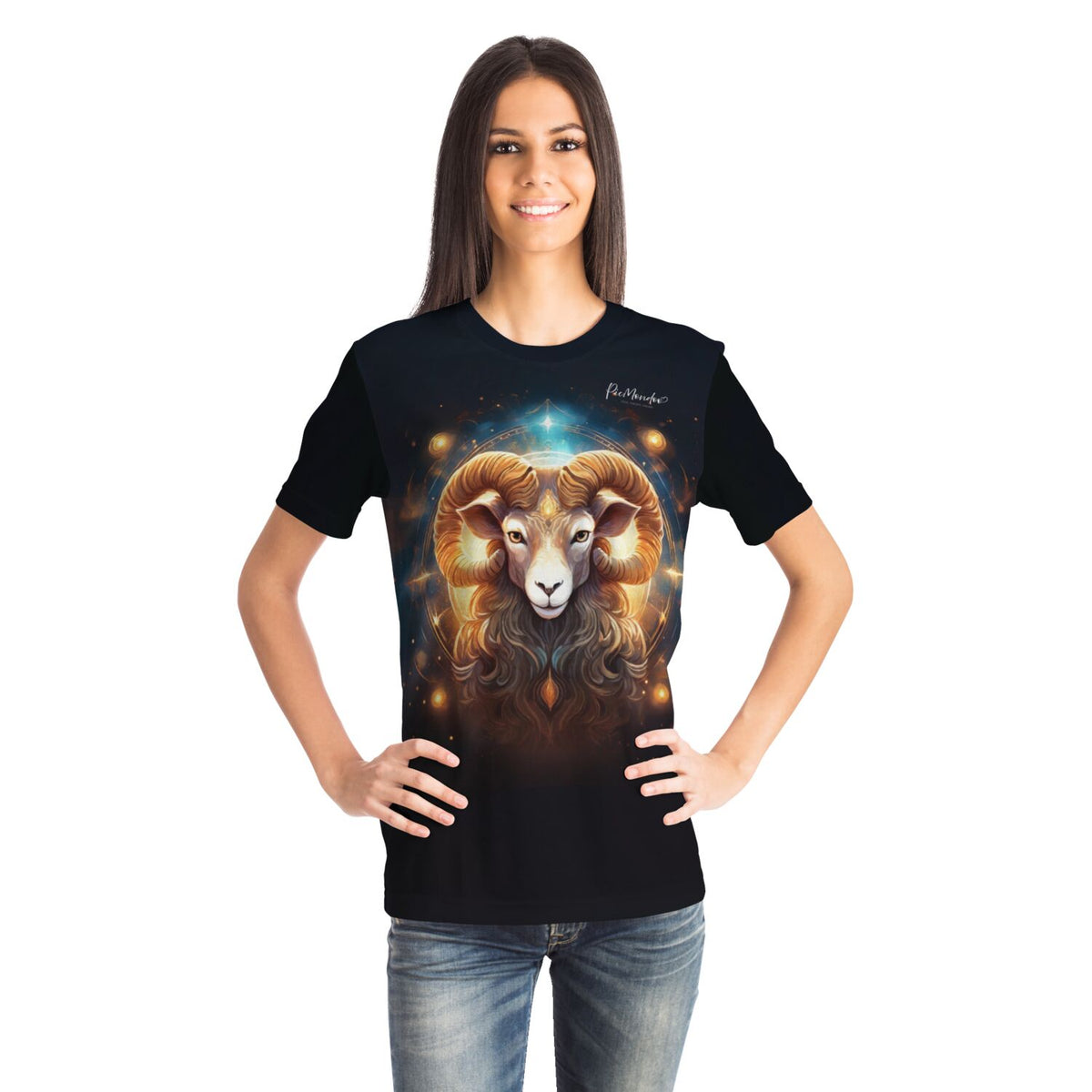 Frau trägt schwarzes Dreamer T-Shirt mit Widder Sternzeichen Motiv im künstlerischen Diamond Painting Design