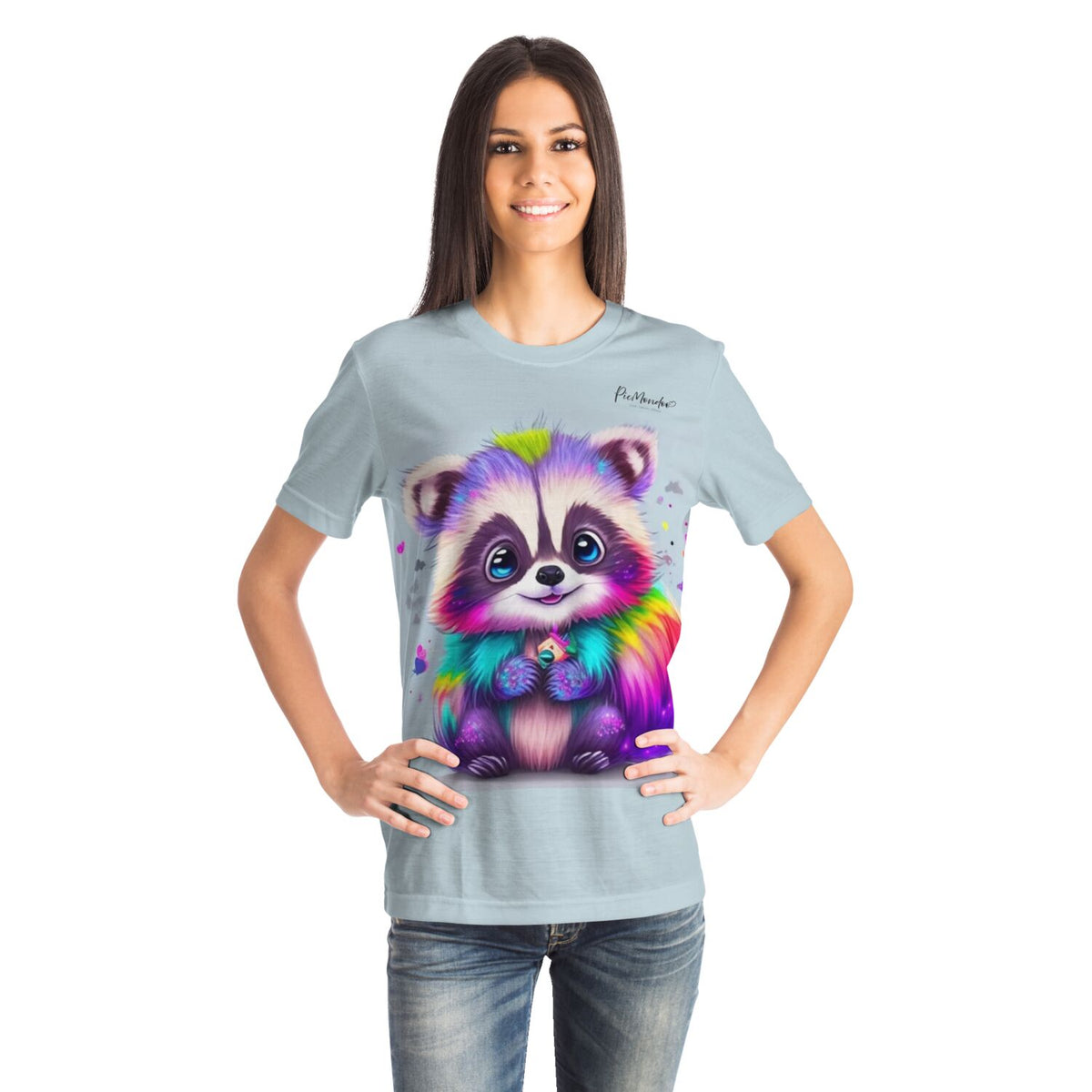 Frau trägt hellblaues T-Shirt mit buntem Waschbär-Motiv im Stil von Diamond Painting und Malen nach Zahlen Kunst