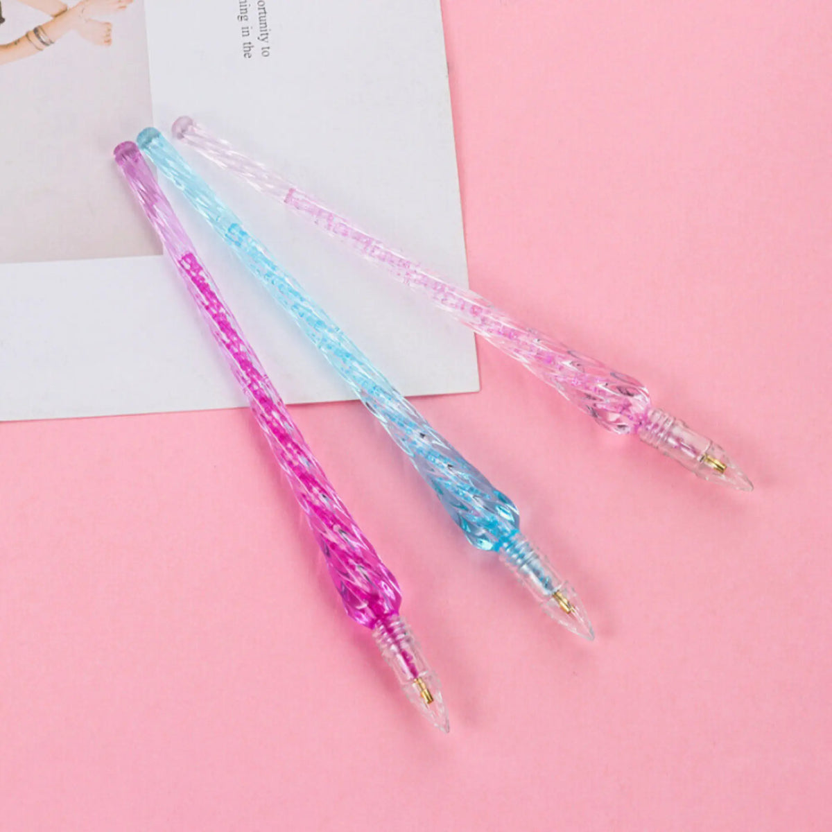 Drei funkelnde Diamond Painting Stifte Twister in Pink, Blau und Transparent als praktisches Diamond Painting Zubehör