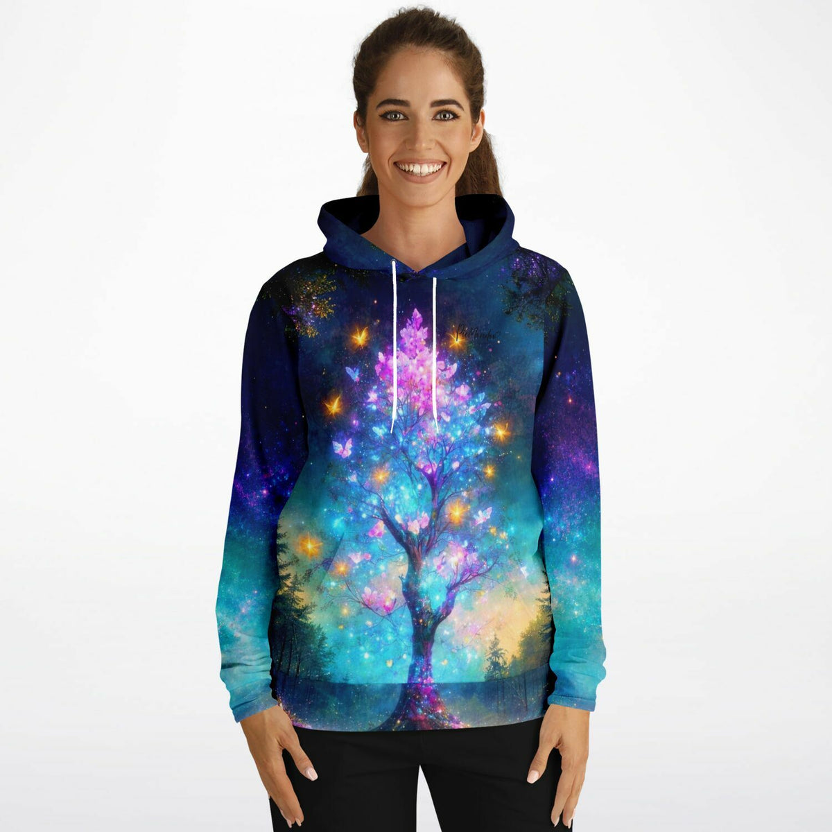 Frau trägt Dreamer Hoodie mit Schmetterlingsbaum-Motiv in Diamond Painting Optik mit leuchtenden Farben und Glanzeffekten