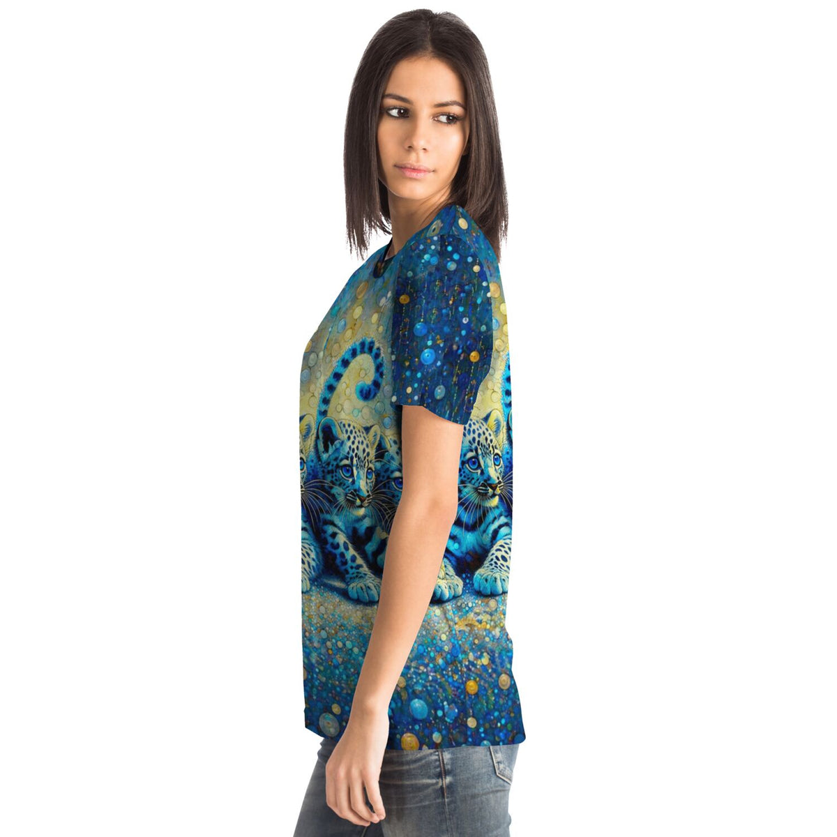 Frau trägt blaues T-Shirt mit Leopardenbabys Motiv im abstrakten Stil für Fans von Diamond Painting und Malen nach Zahlen.