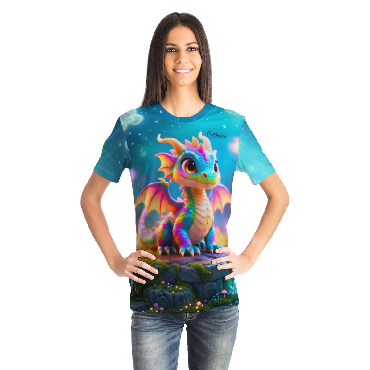 Frau trägt ein T-Shirt mit buntem Drachen-Motiv im beliebten Diamond Painting Stil auf magischem Hintergrund.