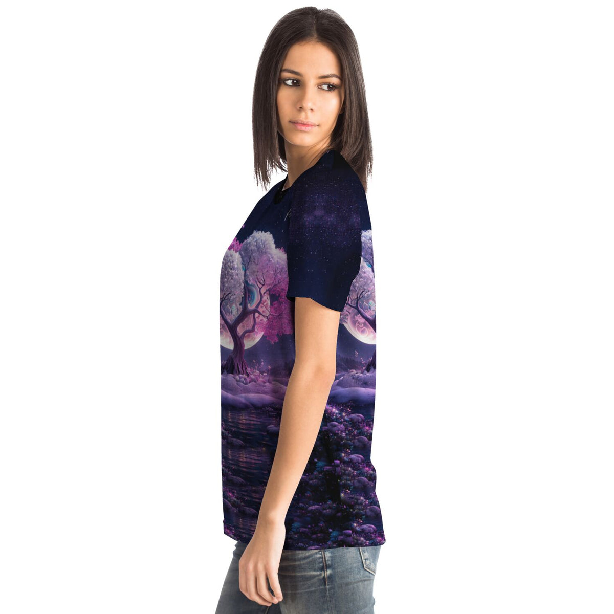 Frau trägt ein T-Shirt mit Diamond Painting Motiv: verträumter rosa Baum in nächtlicher Fantasielandschaft