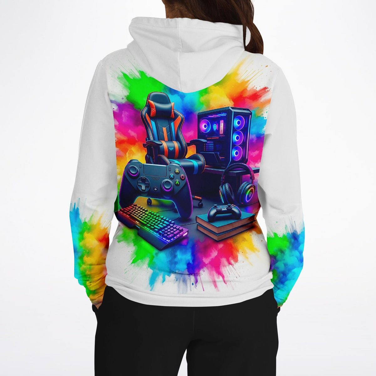Weißer Hoodie mit Gaming-Motiv, Gaming-Stuhl und PC-Setup vor buntem Farbklecks-Hintergrund für Fans von Gaming-Art.