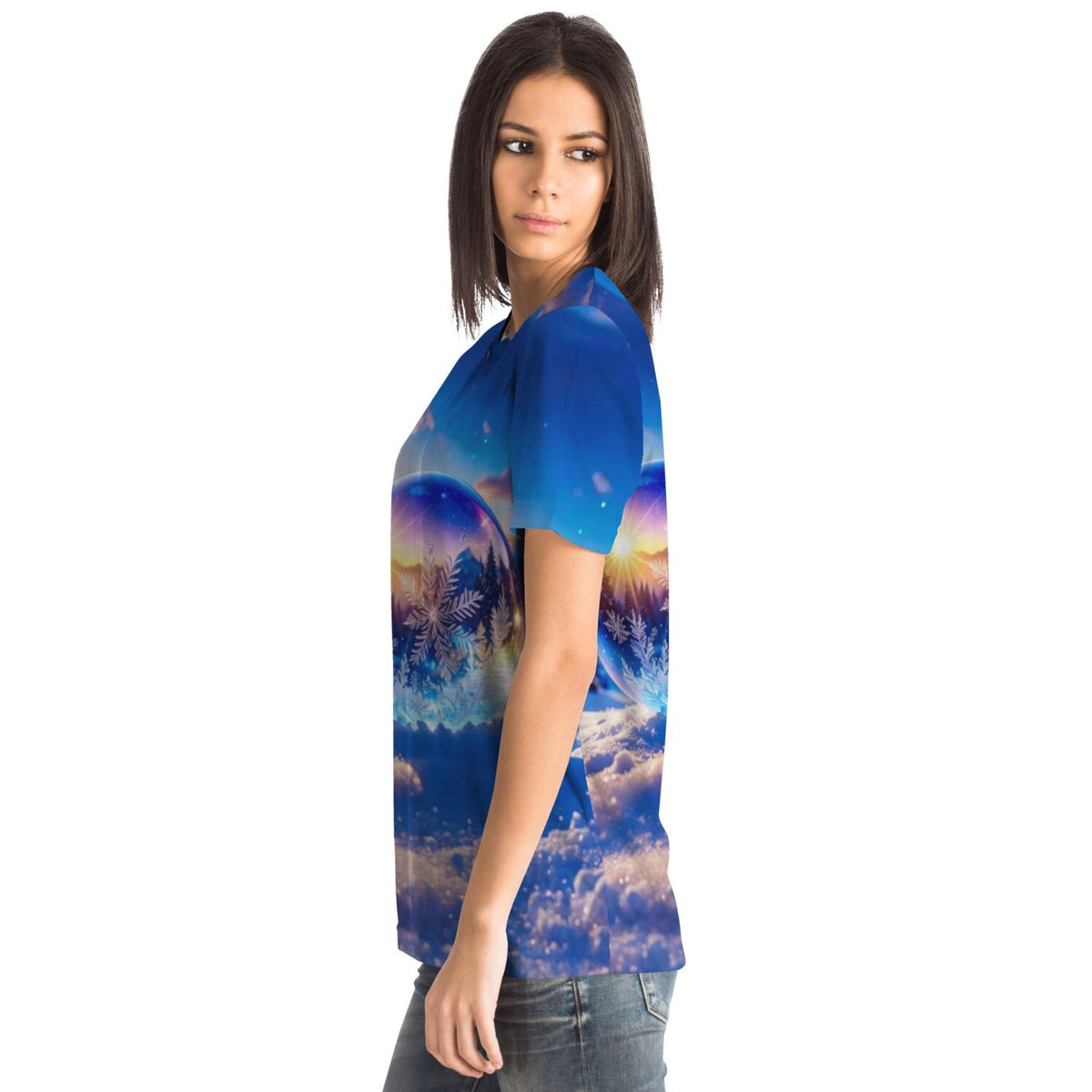 Frau trägt Dreamer T-Shirt mit Kristallwelt-Motiv im Stil unserer Diamond Painting und Malen nach Zahlen Designs