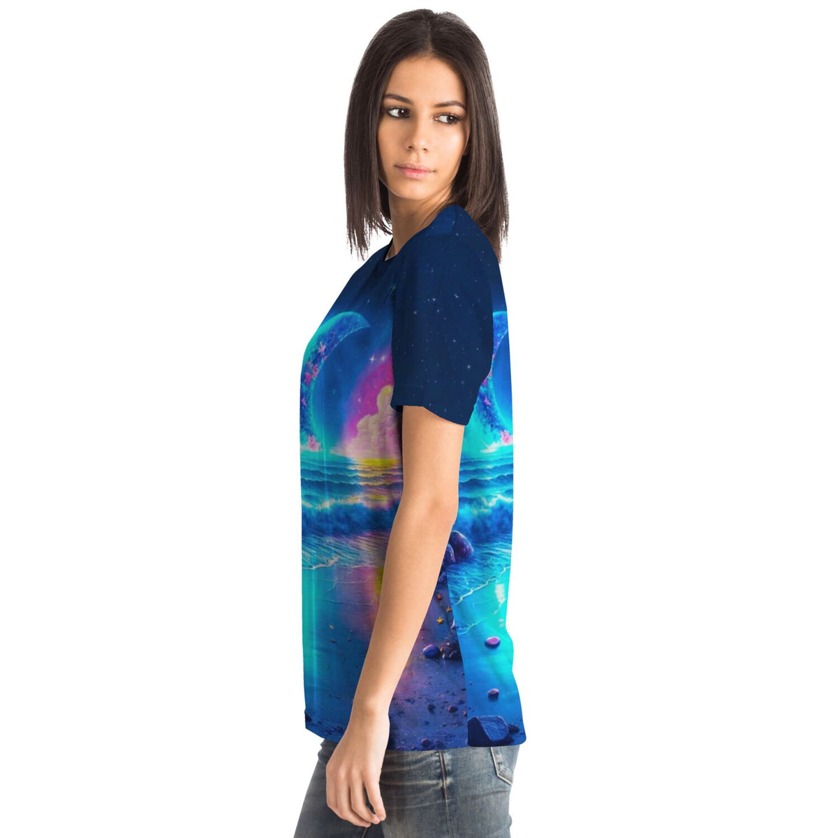 Frau trägt T-Shirt mit Diamond Painting Motiv Strand bei Mondschein in leuchtenden Blau- und Violetttönen