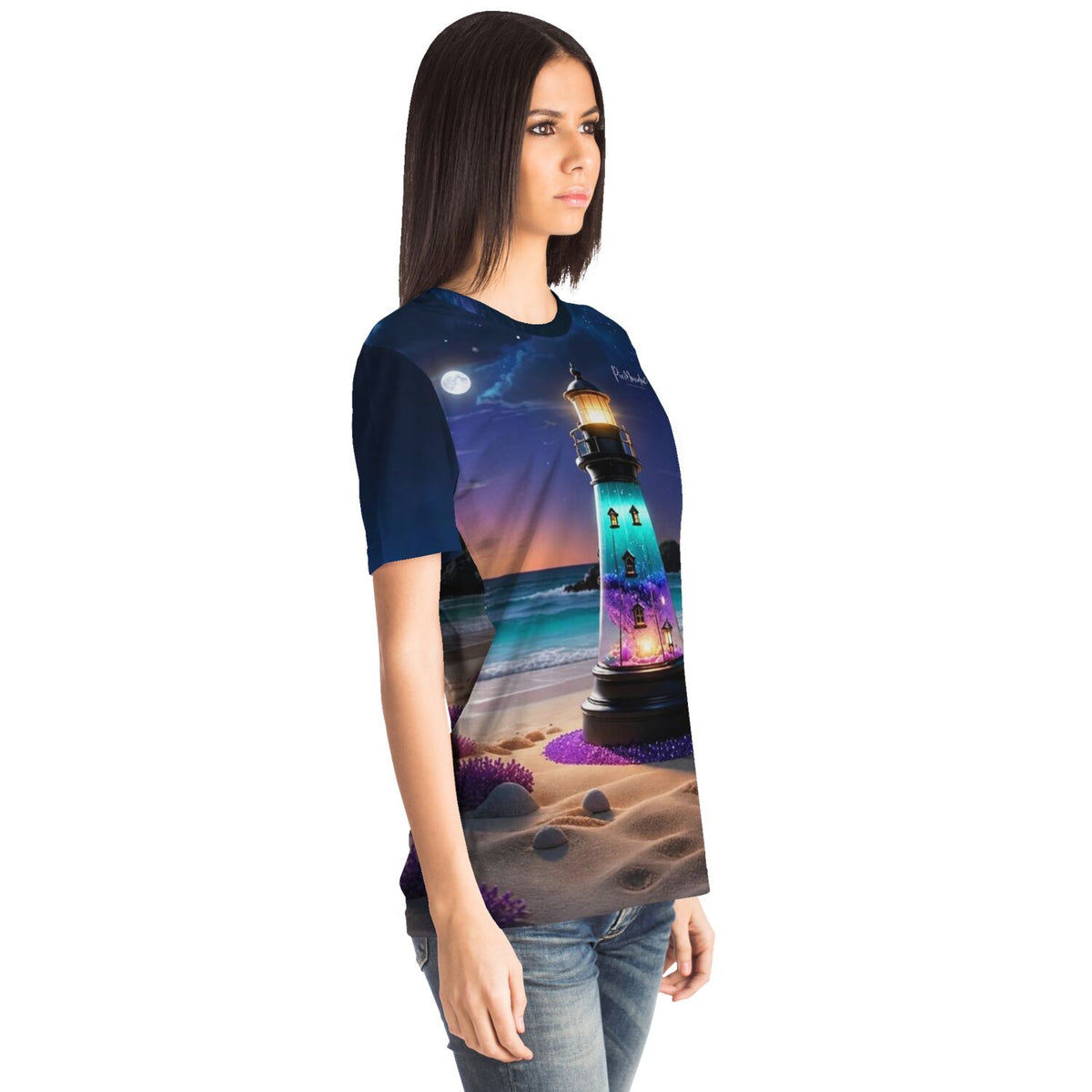 Frau trägt ein T-Shirt mit Diamond Painting Motiv Leuchtturm der Träume, passend zu Malen nach Zahlen für Erwachsene