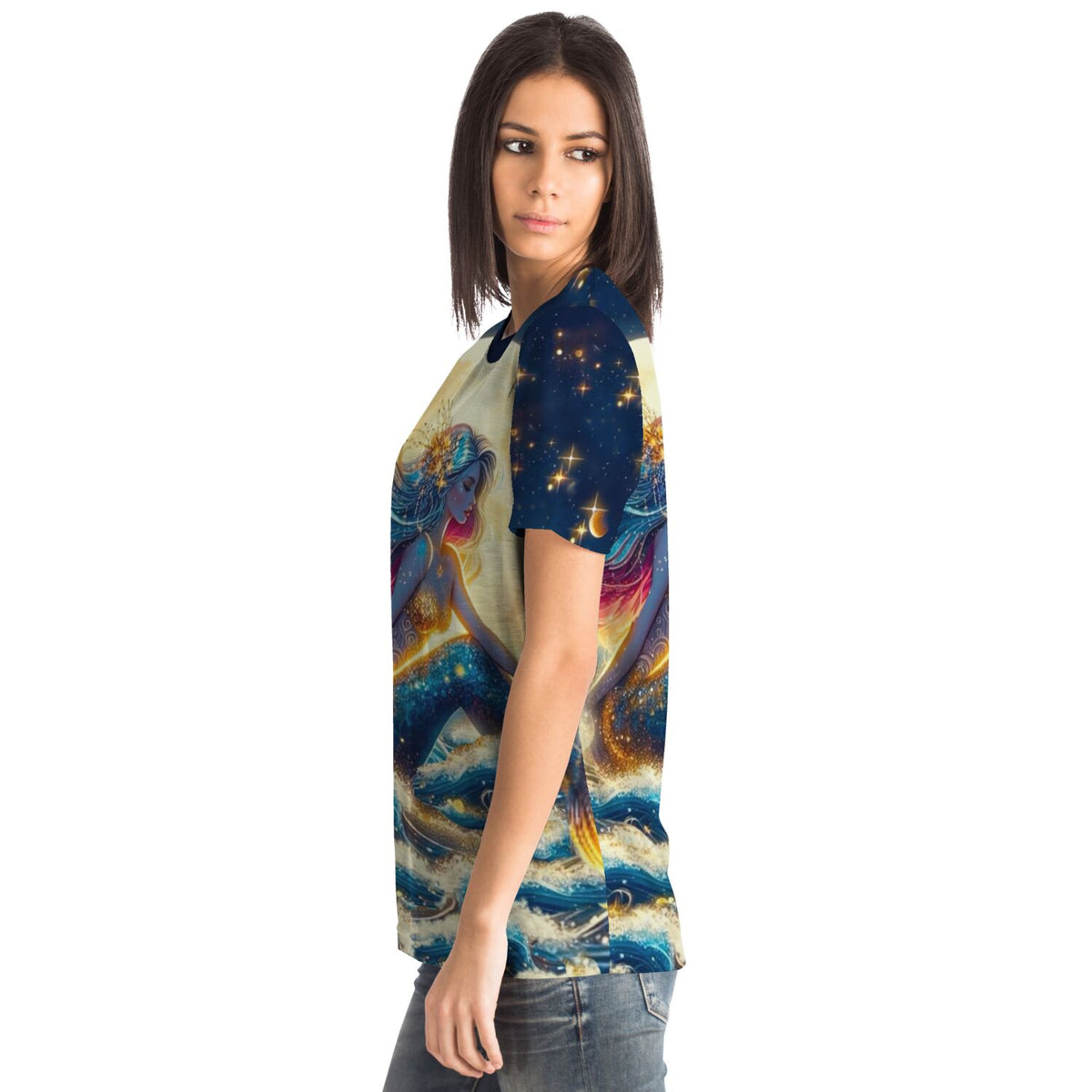Frau trägt Dreamer T-Shirt mit Meerjungfrau-Motiv und Sternenhimmel, ideal für Fans von Diamond Painting und Kunst.