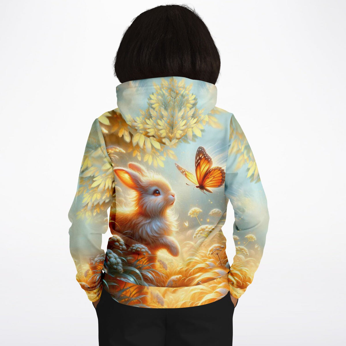 Dreamer Hoodie mit Häschenfreunde Motiv: Weicher Hase und Schmetterling in verträumter Naturlandschaft.