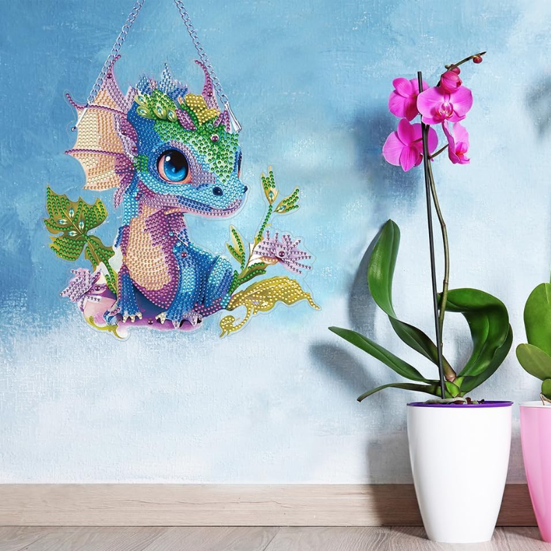 Bunter Diamond Painting Aufhänger als dekorativer kleiner Drache in Regenbogenfarben an einer Zimmerwand