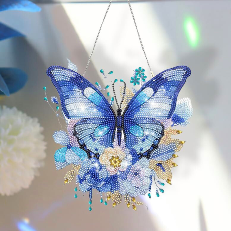 Glitzernder Diamond Painting Aufhänger als blauer Schmetterling für Wand- und Fensterdekoration
