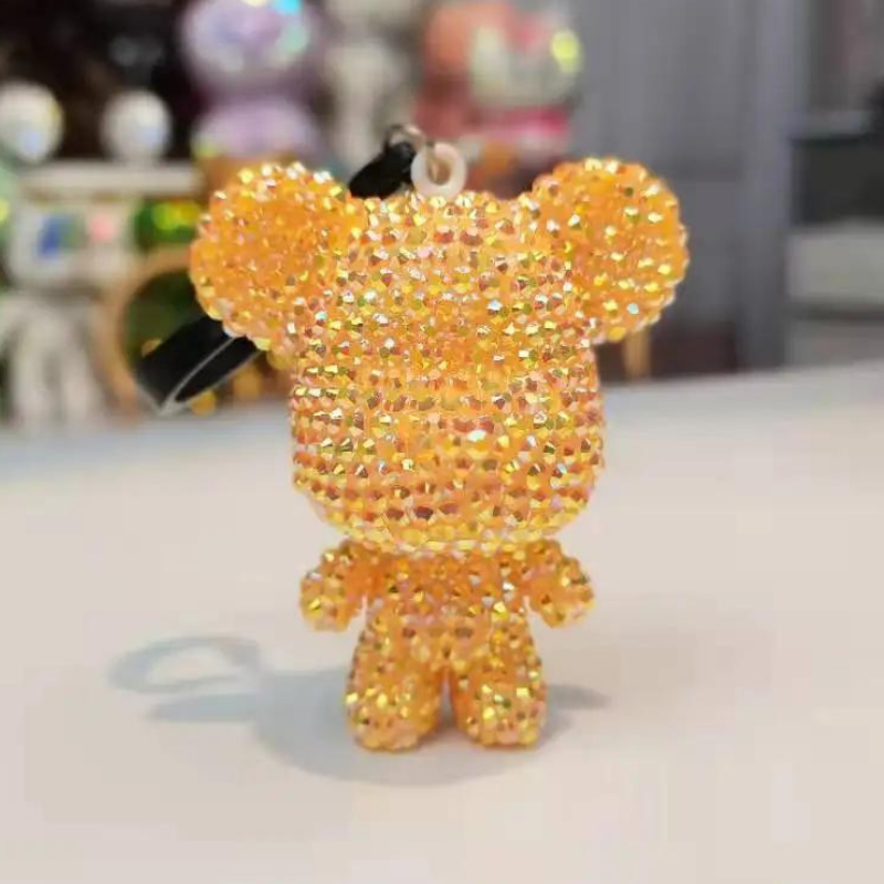 Diamond Painting Schlüsselanhänger als gelber, funkelnder Glitzerbär aus kleinen Diamantsteinen für den Schlüsselbund