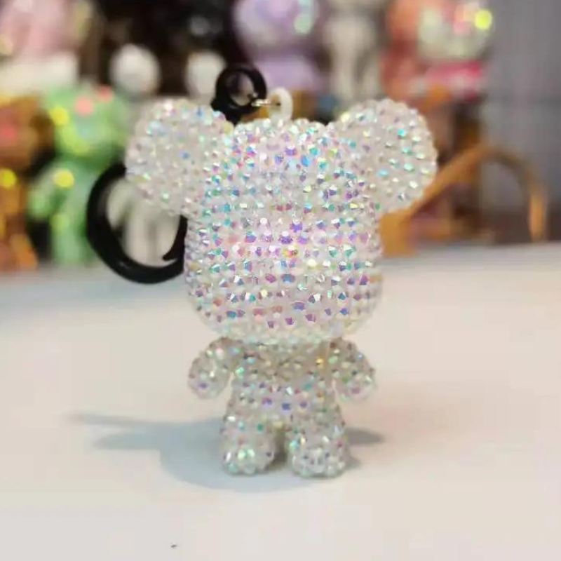Glitzernder Diamond Painting Schlüsselanhänger in Bärchen-Form mit funkelnden Steinchen für einen individuellen Look.