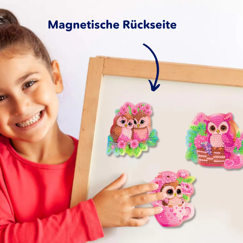 Kind präsentiert Diamond Painting Kühlschrankmagneten mit süßen Eulen Motiven und glitzernden Steinen