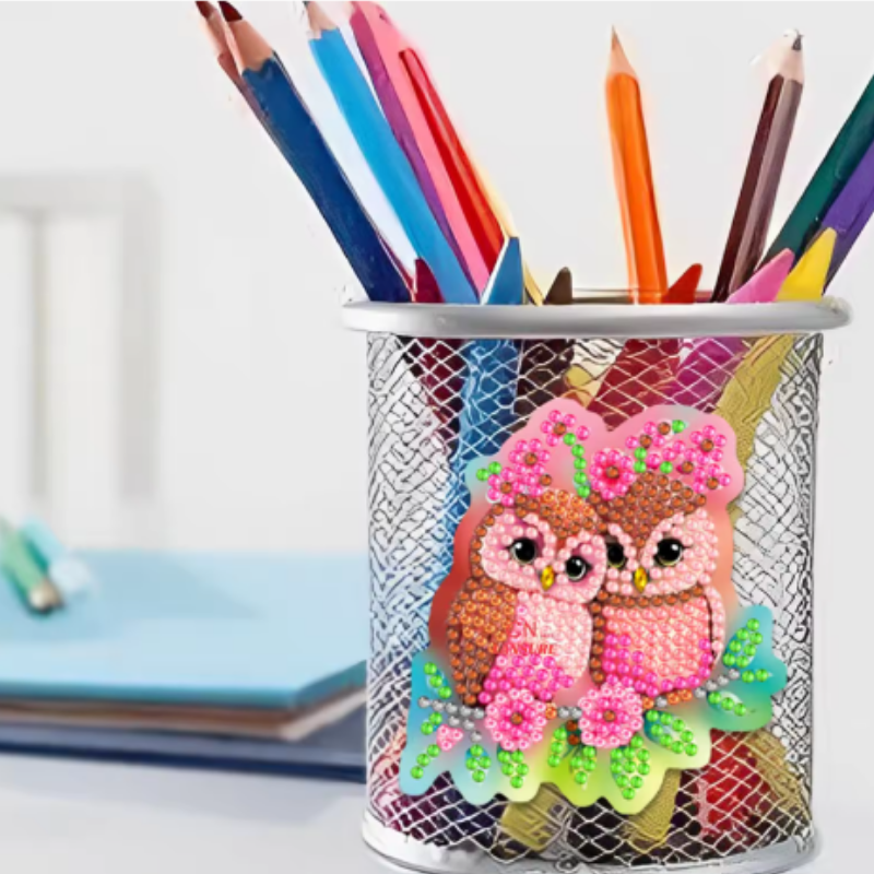Diamond Painting Magnet Sticker Sweet Owl Motiv mit bunten Glitzersteinen auf einem Stiftehalter