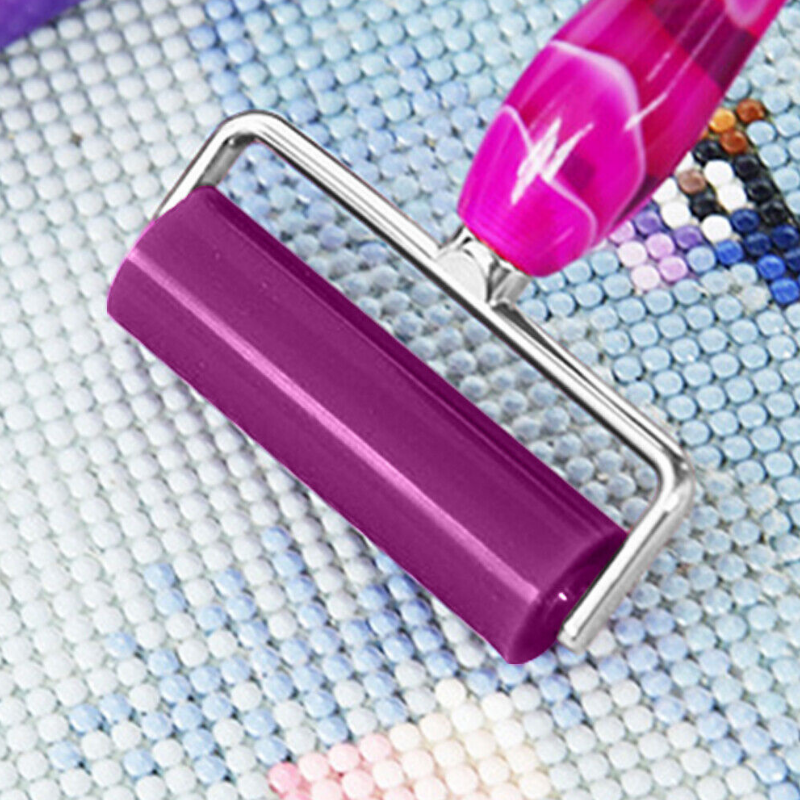 Diamond Painting Mini Rolle als Aufsatz zum Festdrücken der Glitzersteine auf einer bunten Leinwand