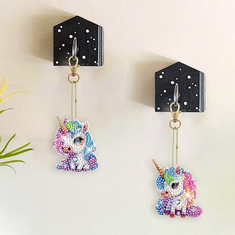Zwei funkelnde Diamond Painting Schlüsselanhänger als buntes Einhorn für Kinder in süßem Design