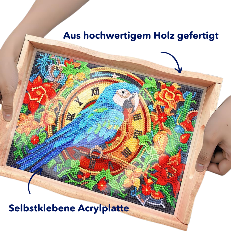 Serviertablett aus Holz mit buntem Papagei-Motiv gestaltet als Diamond Painting mit funkelnden Strasssteinen