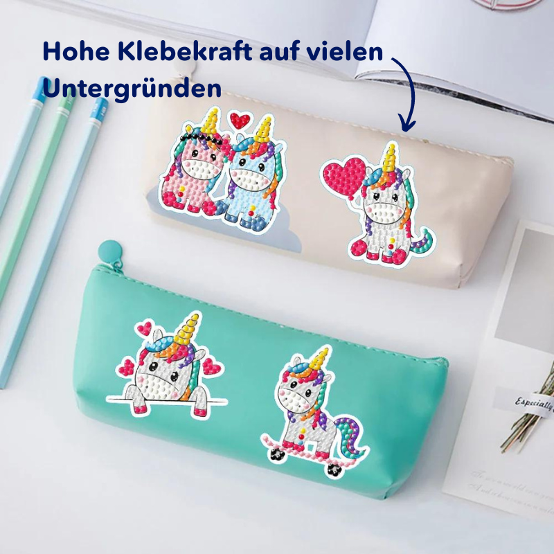 Bunte Diamond Painting Sticker mit Einhorn-Motiven auf Federmäppchen geklebt für kreative DIY-Deko.