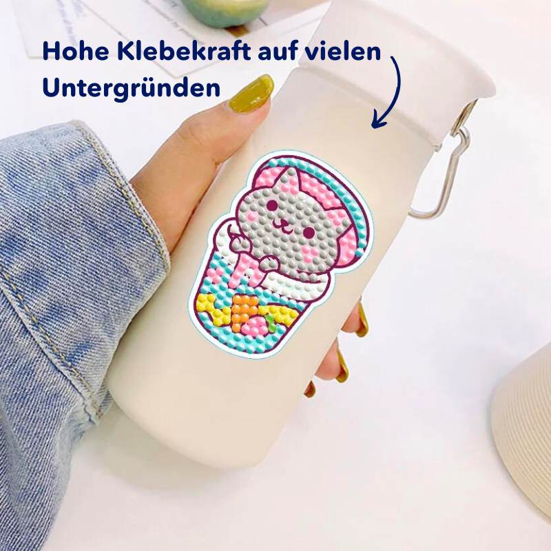 Niedlicher Yum Yum Cat Diamond Painting Sticker auf einer weißen Trinkflasche mit bunten Steinchen