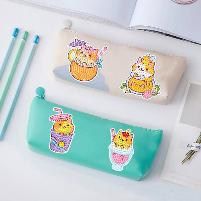 Glitzernde Diamond Painting Sticker mit niedlichen Yum Yum Katzen Motiven auf Etuis für kreative DIY-Projekte