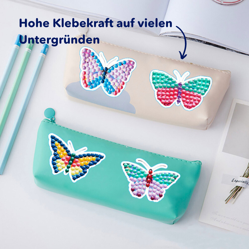 Diamond Painting Sticker Set XL mit bunten Schmetterlingen auf Federmäppchen als DIY-Deko für Anfänger