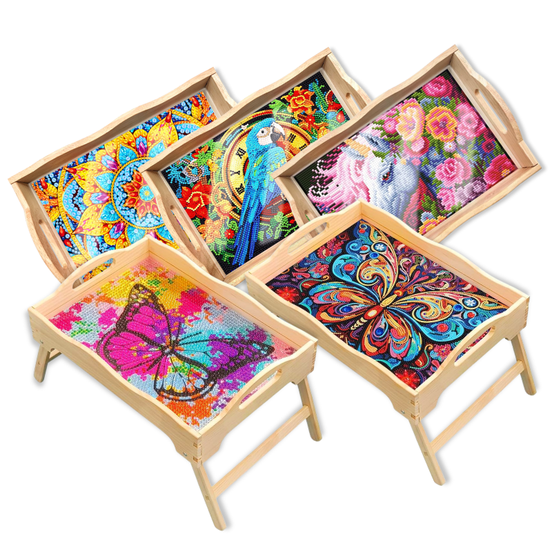 Dekorative Diamond Painting Serviertabletts mit bunten Schmetterling-, Blumen- und Tiermotiven aus glitzernden Steinen