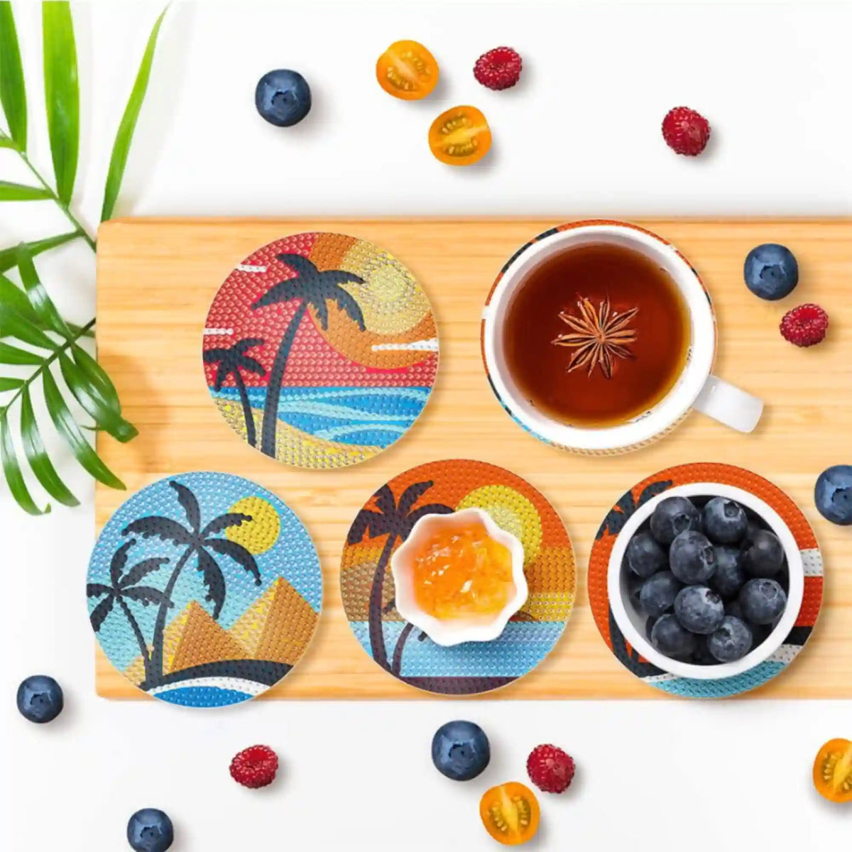 Diamond Painting Untersetzer Set Sunset-Love mit Palmen am Strand Motiv und glitzernden Strass Steinen auf Holztisch