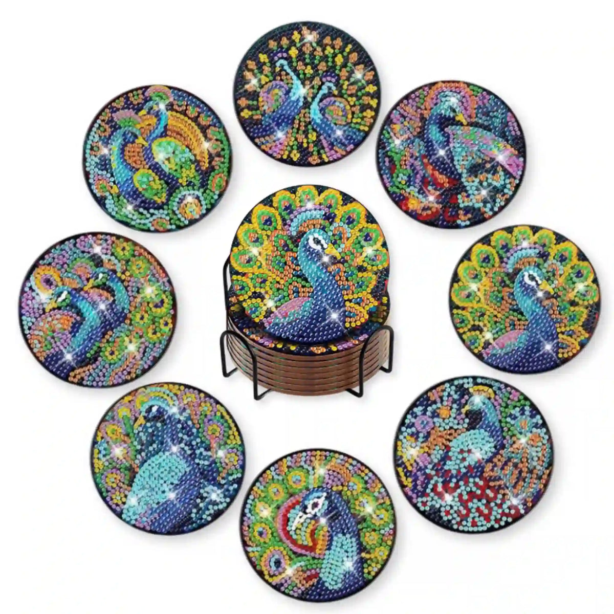 Diamond Painting Untersetzer Set mit buntem Pfau Motiv aus funkelnden Strass Steinen in einem schwarzen Halter