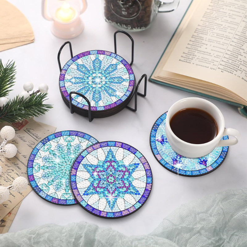 Diamond Painting Untersetzer mit blauem Eiskristall-Muster in einem Metallhalter, inklusive Tasse auf einem Glitzer-Untersetzer