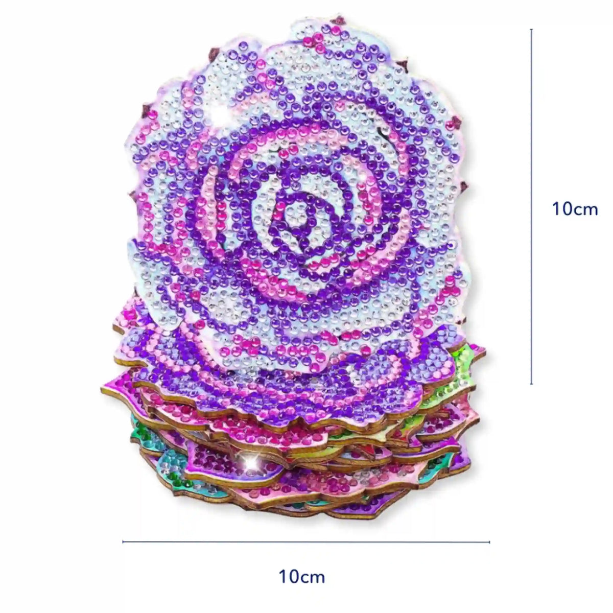 Stapel aus runden Diamond Painting Untersetzern mit lila Blumen Motiv und funkelnden Strass Steinen 10cm