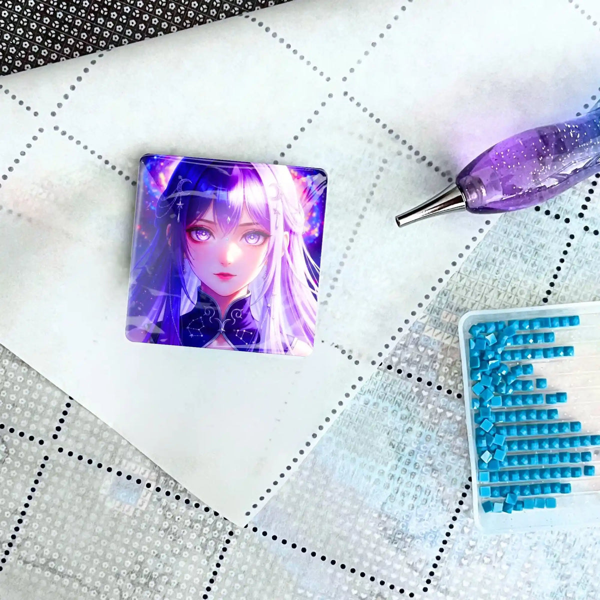 Lila Cover Minder mit mystischem Anime-Mädchen auf einer Diamond Painting Leinwand mit Glitzerstift und Steinen