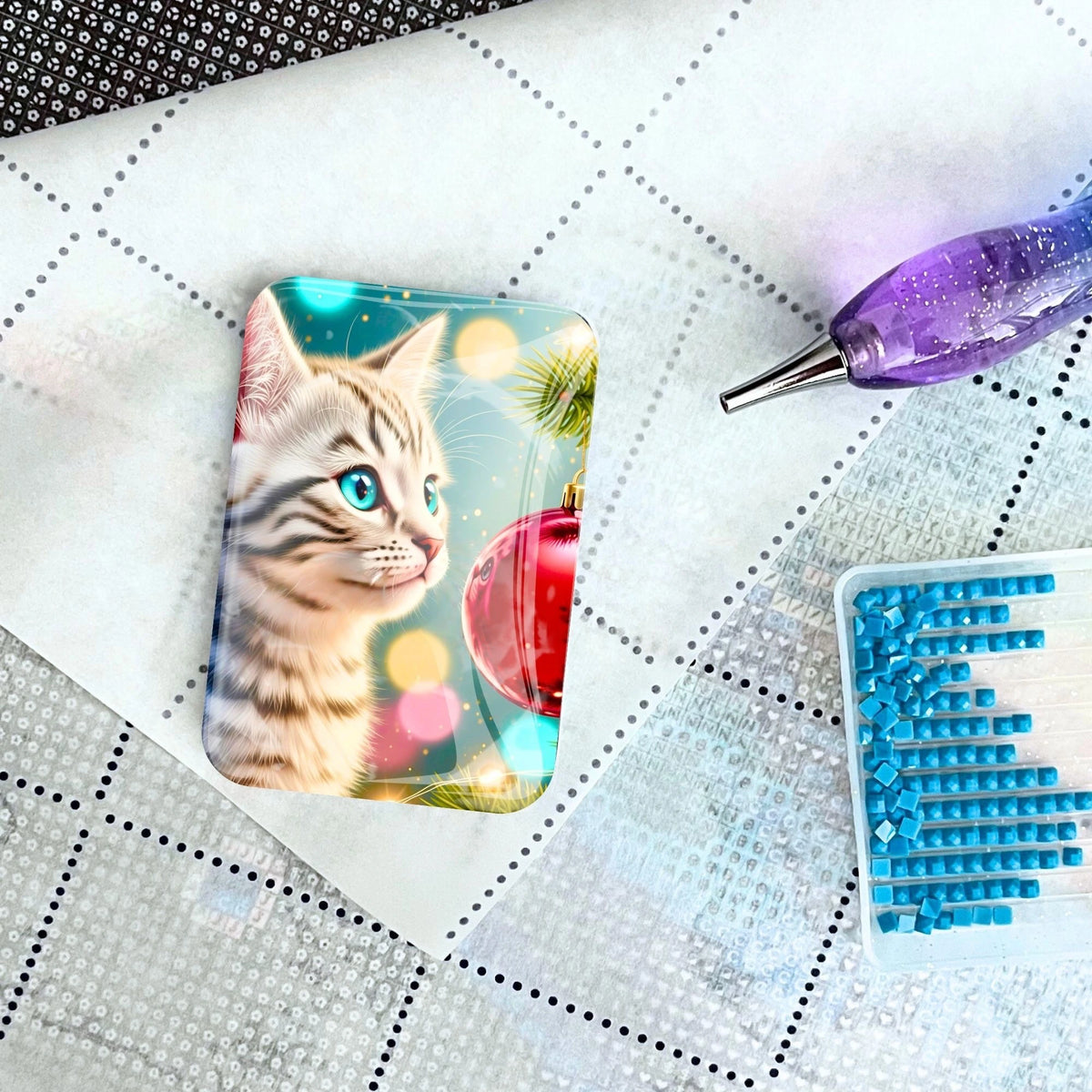 Magnetischer Cover Minder mit Katzen-Motiv für Diamond Painting auf einer Leinwand mit Zubehör