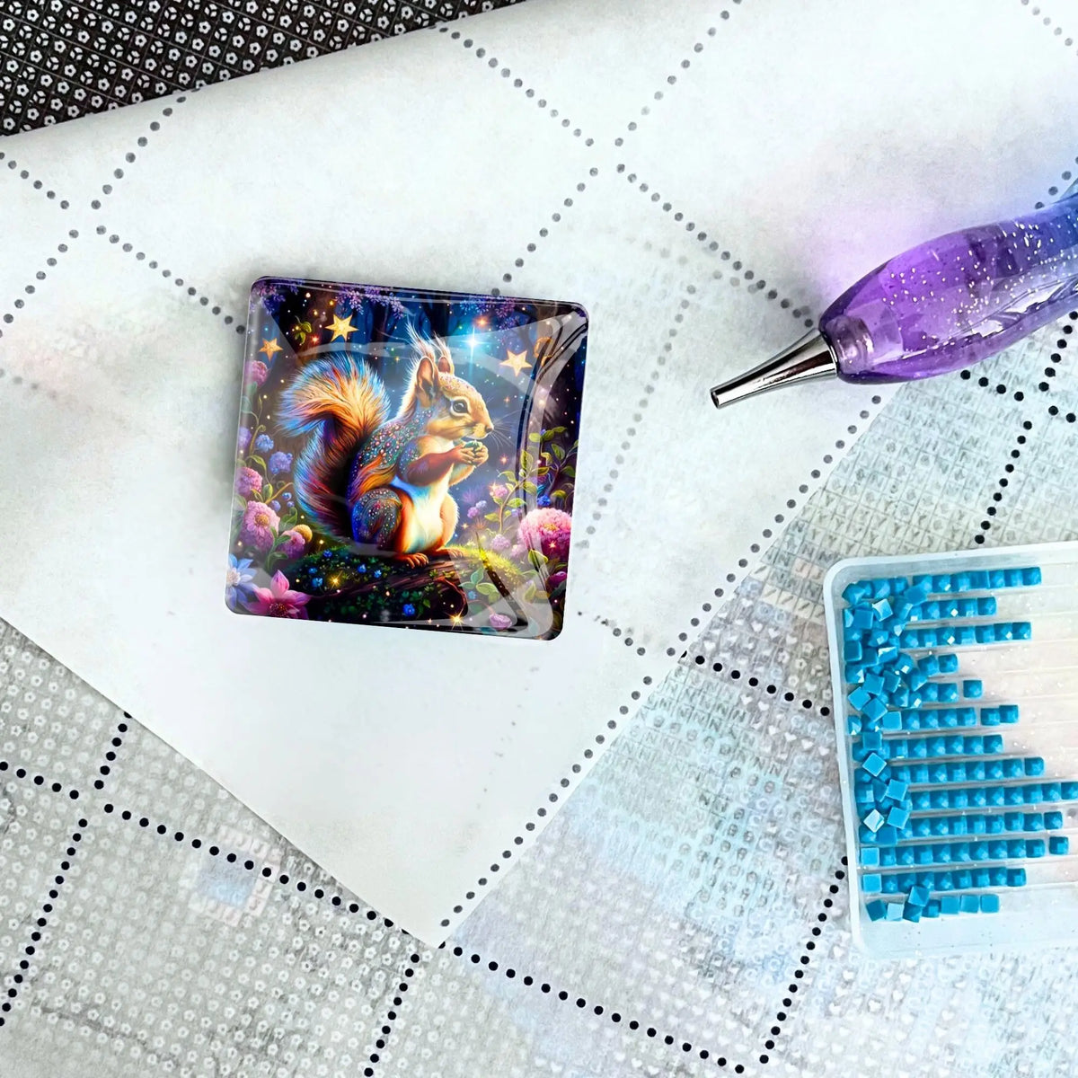 Magischer Eichhörnchen Cover Minder auf Diamond Painting Leinwand mit Glitzer-Stift und blauem Steinchen-Set