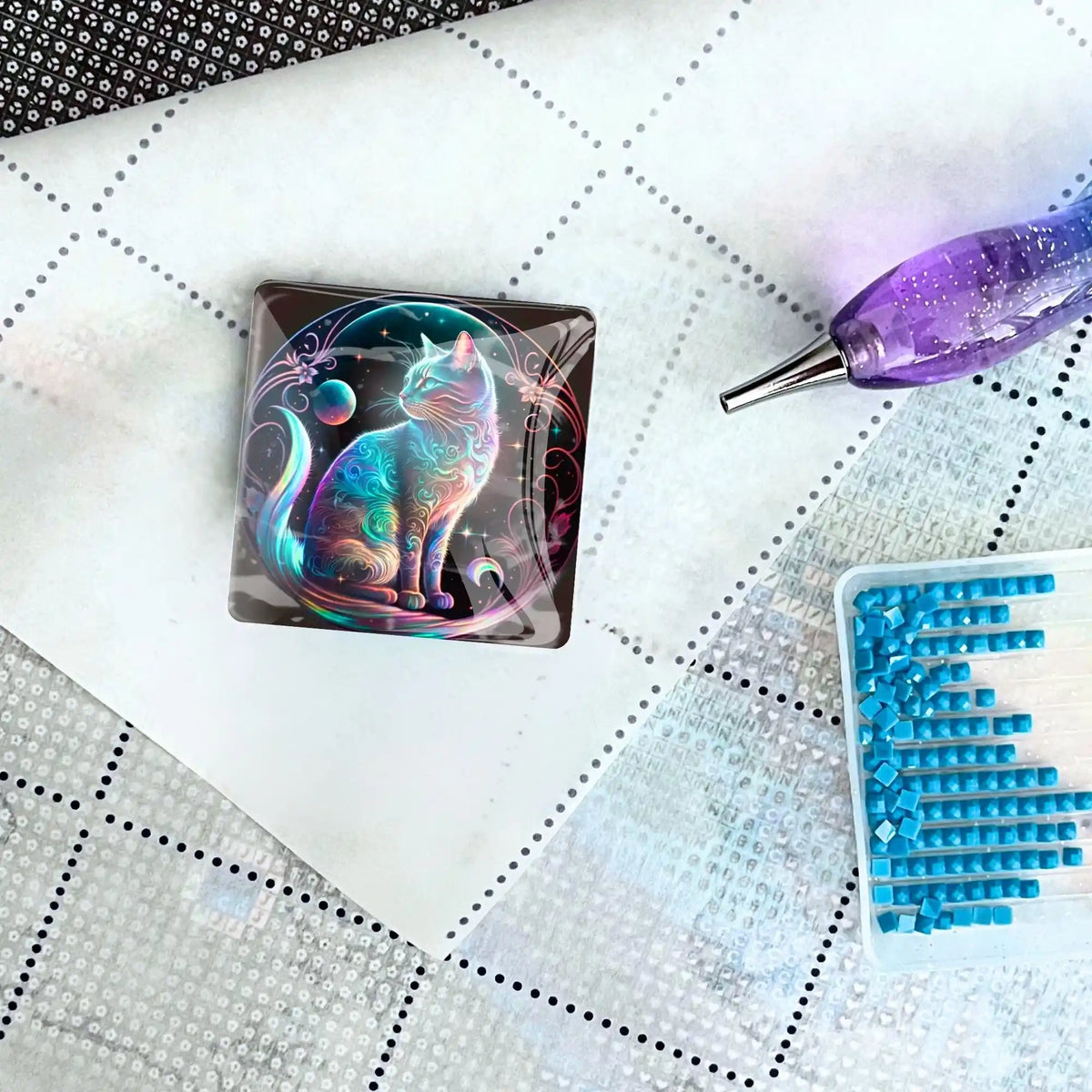 Magischer Cat on the Moon Glas Coverminder für Diamond Painting auf einer Leinwand mit Stift und Glitzersteinen