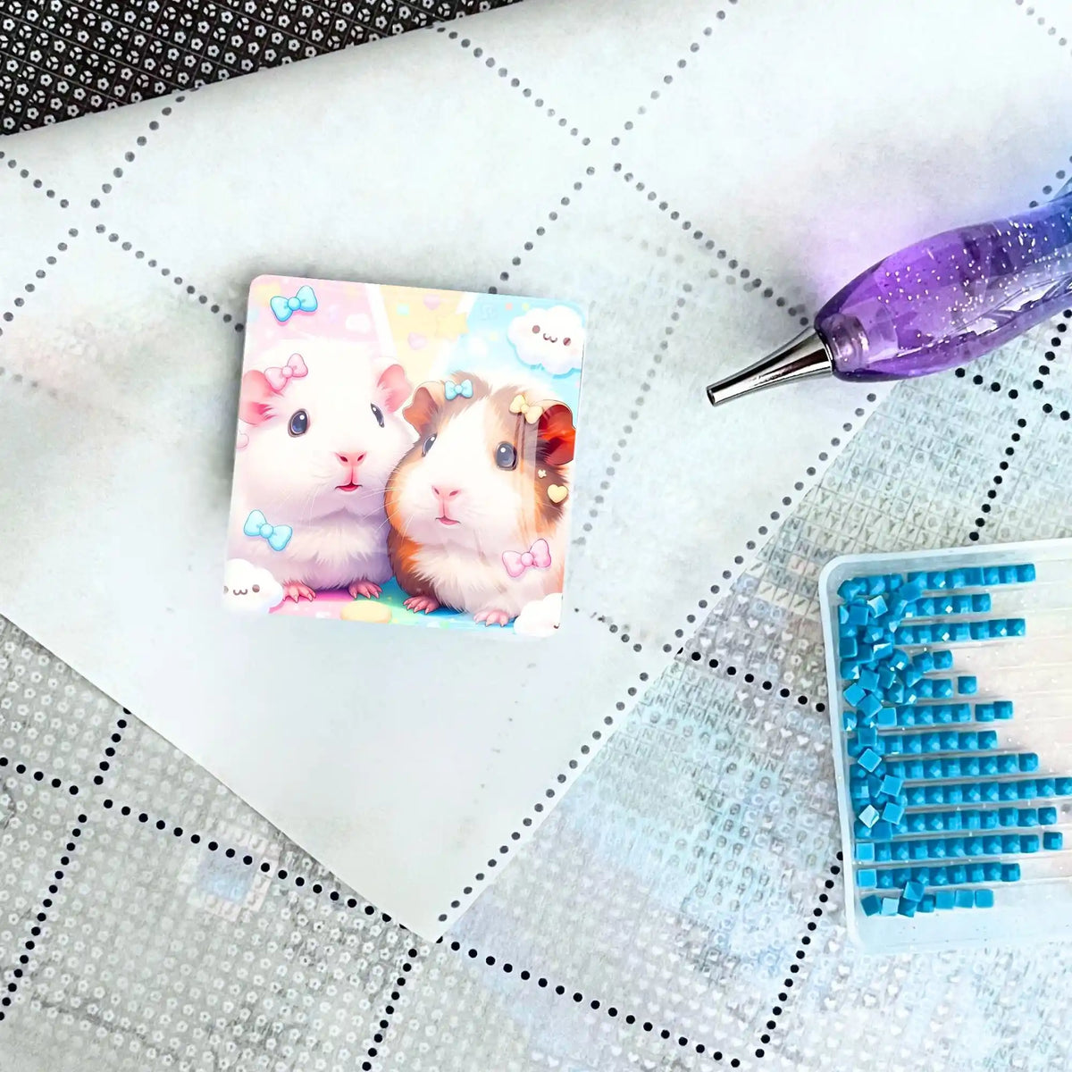 Glas Coverminder mit Meerschweinchen-Motiv auf Diamond Painting Leinwand mit Glitzer-Stift und blauem Steinchen-Set