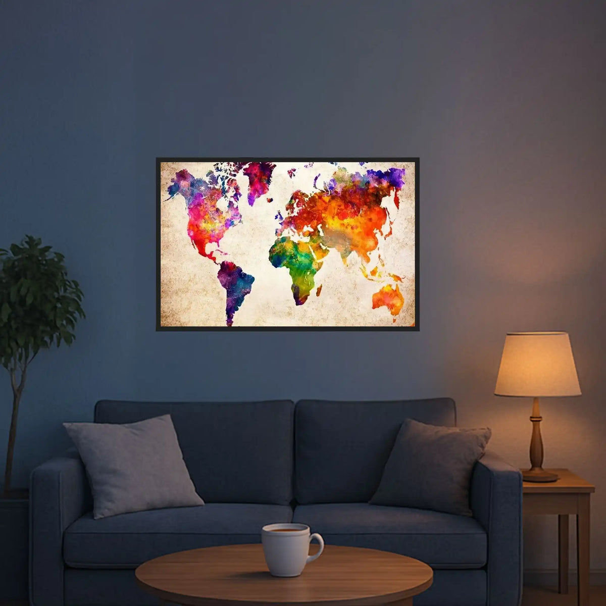 Gerahmtes Diamond Painting Set Bunte Weltkarte als dekoratives Wandbild über einem Sofa