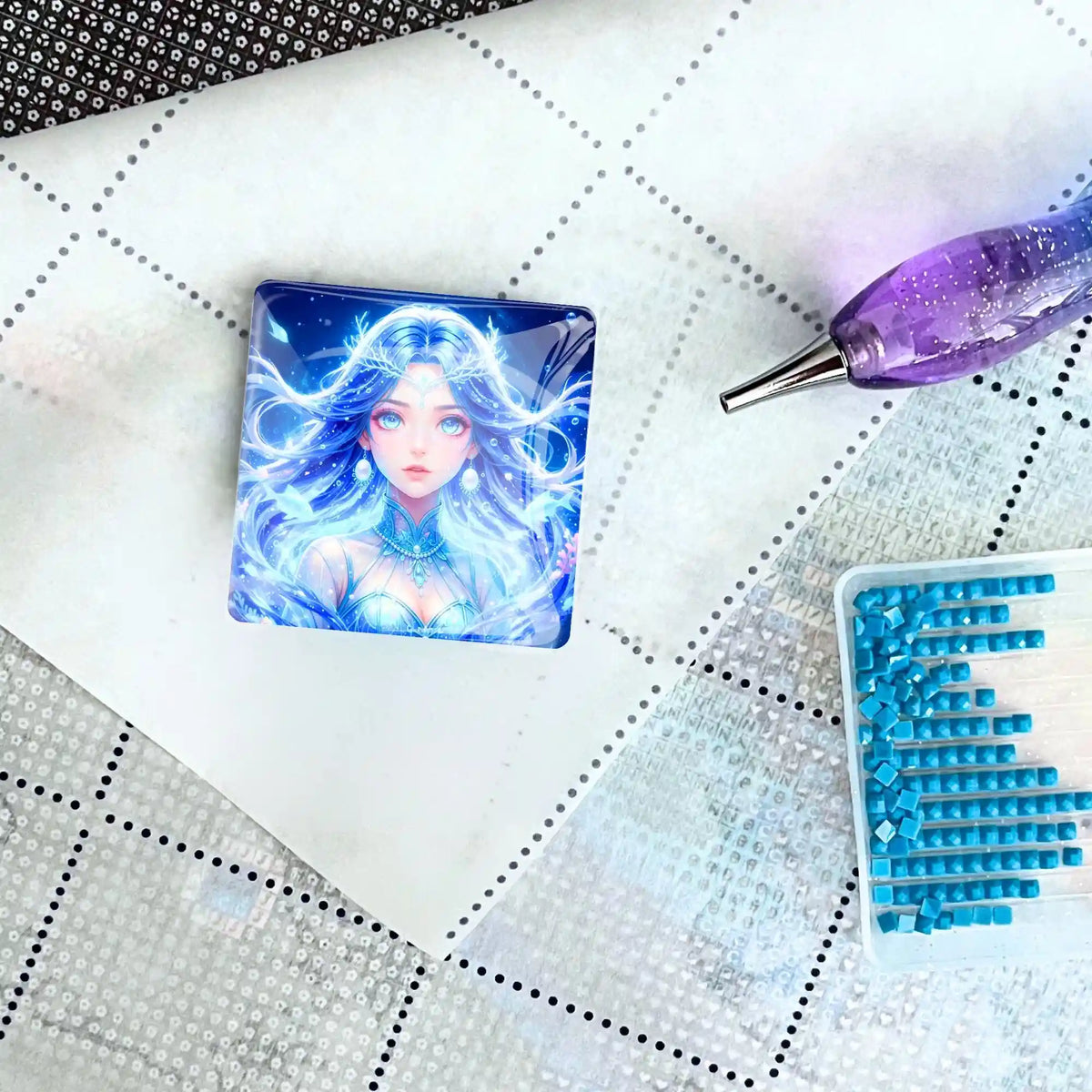 Nerelya Hüterin der Tiefe Diamond Painting Cover Minder aus Glas auf Leinwand mit Pen und blauen Glitzersteinchen