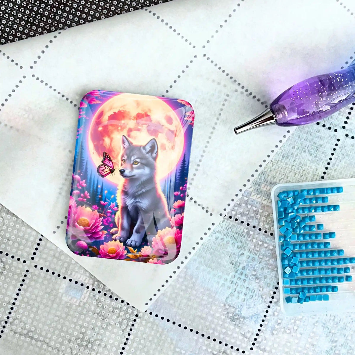 Glas Cover Minder mit Wolf-Motiv auf einer Diamond Painting Leinwand mit Stift und Glitzersteinen