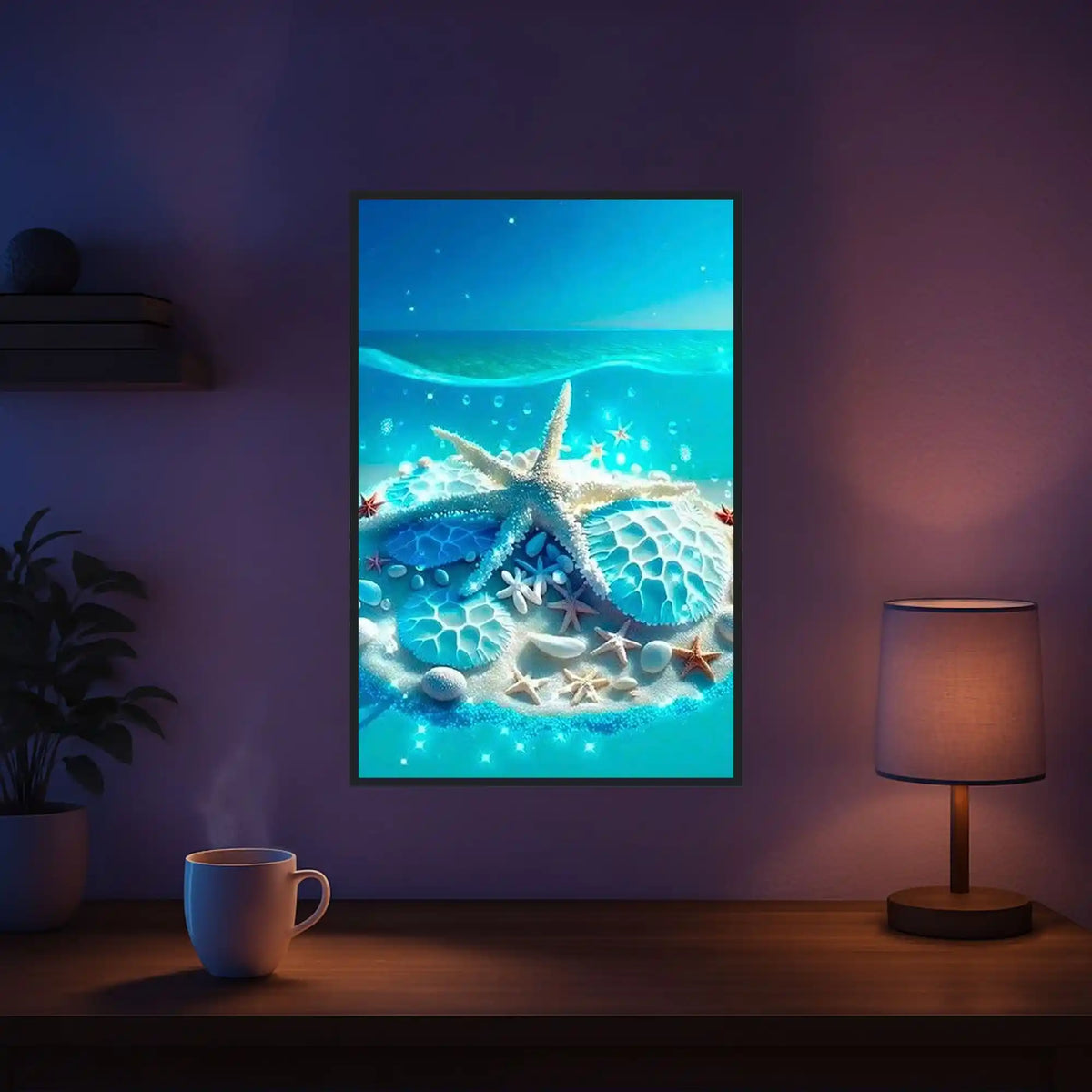 Diamond Painting Blaue Meeressymphonie mit leuchtenden Seesternen und Muscheln im 40x60cm Format an einer Wand.